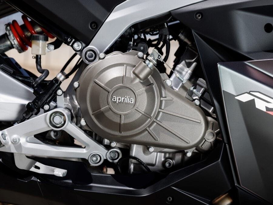 Aprilia_RS457_tabs_900x675_2