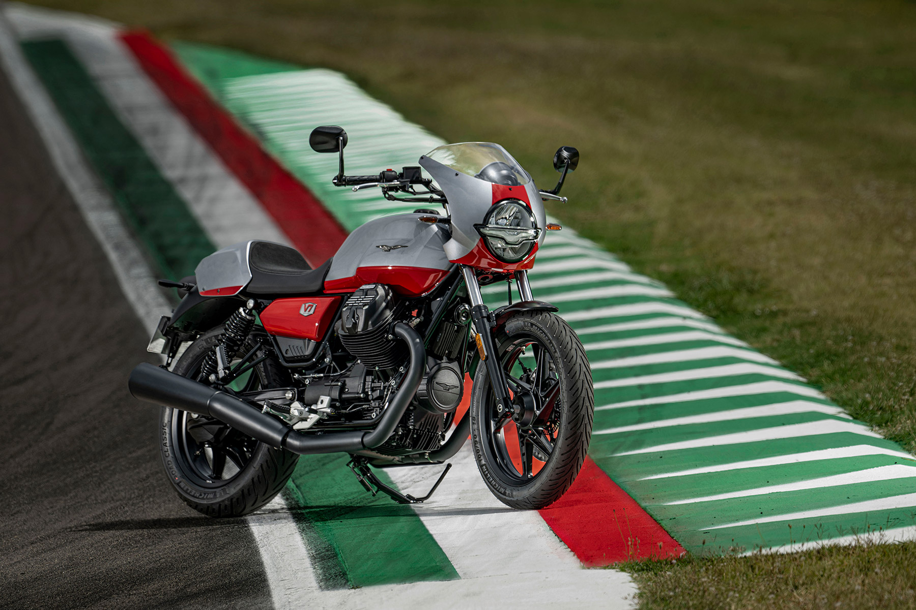 Moto-Guzzi-V7-Stone-Corsa-2024-estaticas3-1